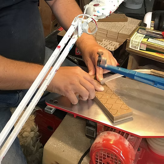 木材をカットしている様子