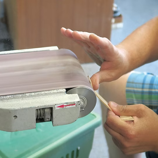 木材を滑らかに加工している様子