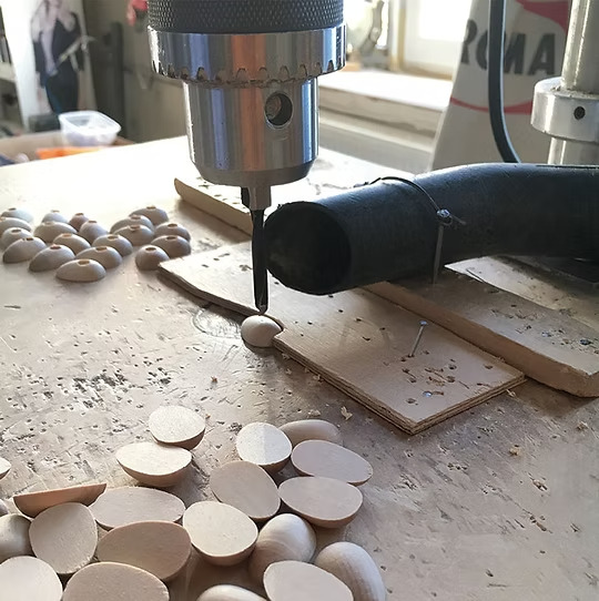 木材にドリルで穴をあけている様子