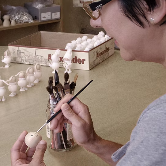 人形にペイントしている様子