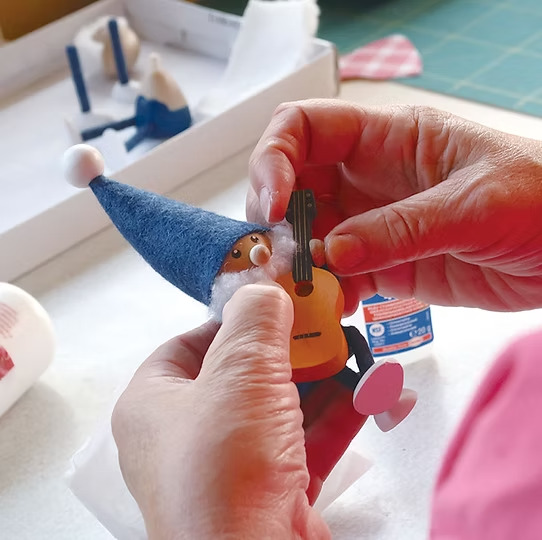 パーツを組み立てている様子