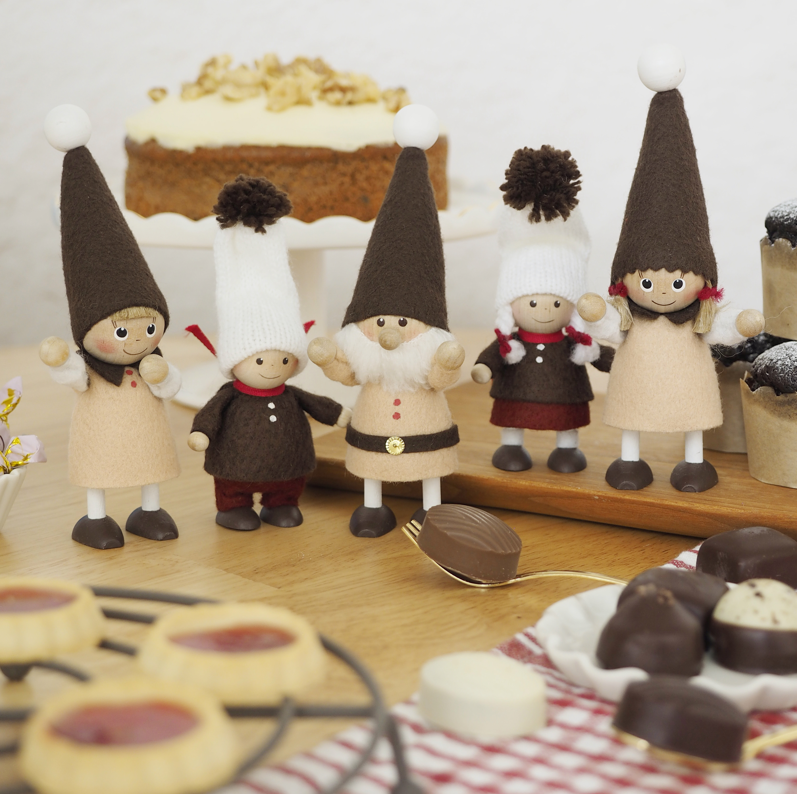 ケーキと一緒に飾られたニッセ